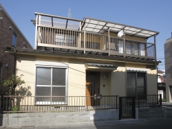 用途：住宅　所在地：東京都足立区　構造：木造軸組(二階建)　外装：屋根 既存(瓦)　外壁 既存(モルタル吹付け)一部補修、全面塗装　内部仕上げ：天井 クロス、壁 クロス、床 フローリング