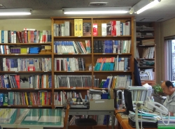 資料と参考書籍の本棚